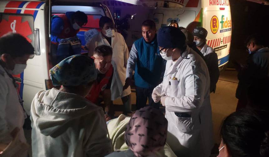 17 heridos del bus embarrancado en Apolo llegan a La Paz en un avión militar y son trasladados a hospitales