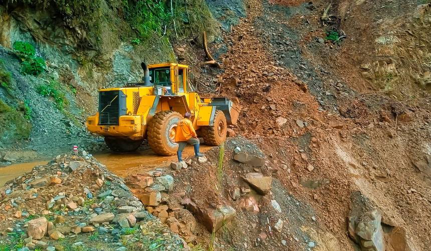 Derrumbes y mazamorra afectan rutas en los Yungas; hay vehículos y pasajeros parados