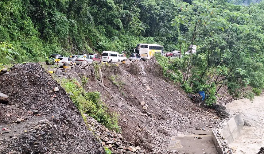 Crecida de ríos en el trópico afecta muros de contención, producción de plátano y causan congestión vehicular