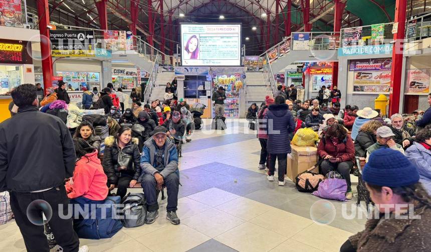 “Hay pasajeros, pero no hay diésel”, reclaman desde las terminales de La Paz y El Alto 