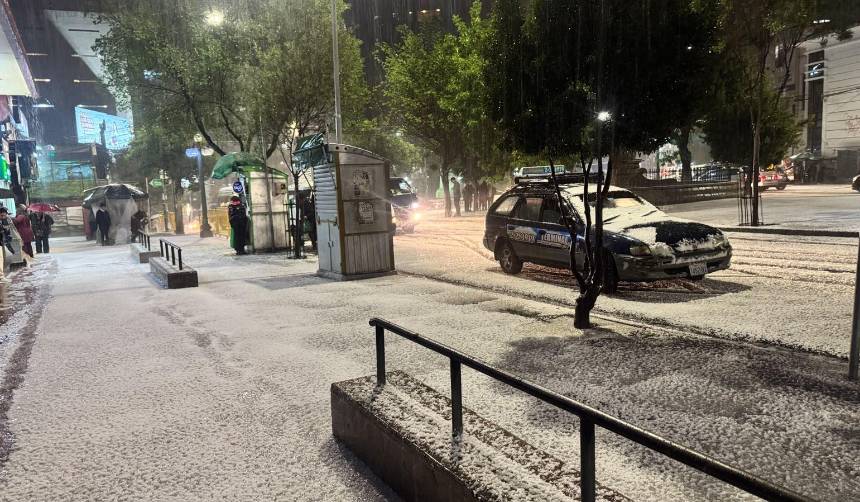 Fuerte granizada cubre de blanco calles y avenida en La Paz y El Alto