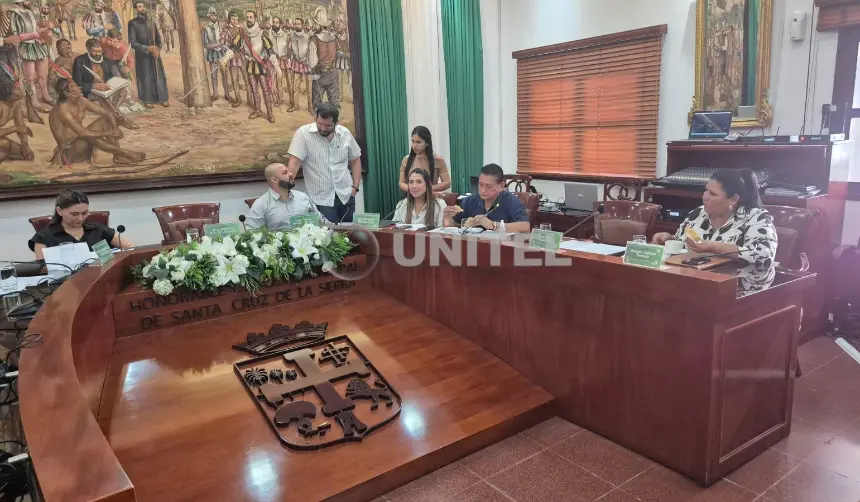 Video: En medio de gritos, se suspende la sesión del Concejo cruceño “para no vulnerar derechos”, según Alberti