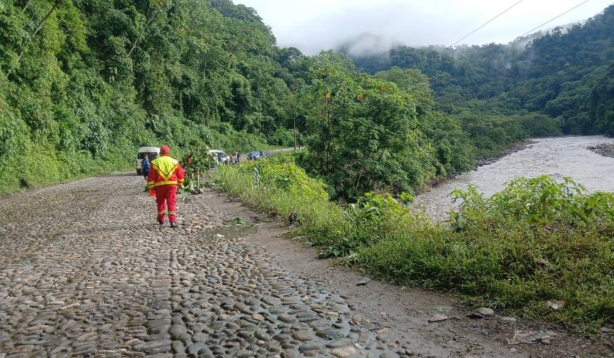 Dos de los desaparecidos del vehículo que cayó al río habían logrado salir, pero volvieron al agua para buscar a sus hijos