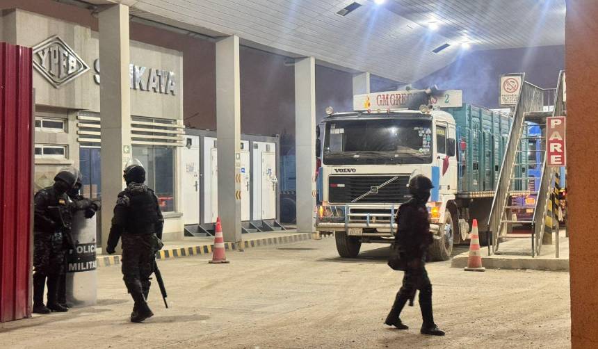 Decenas de camiones cisternas permanecen varadas en puertas de refinerías de YPFB, que siguen con resguardo militar