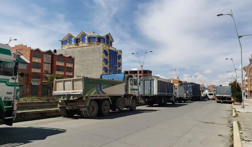 Extensas filas por diésel se registran este domingo en algunos surtidores de El Alto 