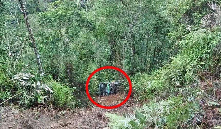 Un bus vuelca y se embarranca en la carretera La Paz – Apolo y deja varios pasajeros heridos 