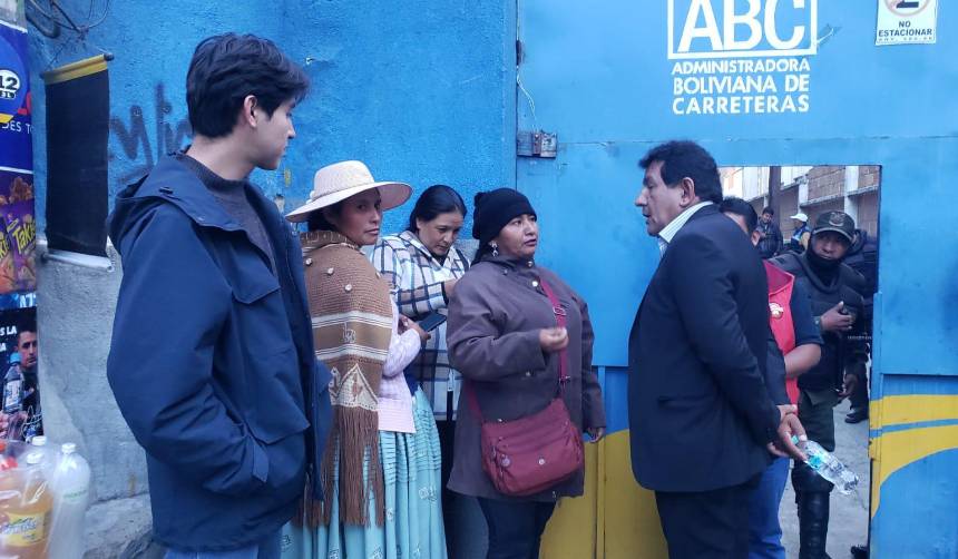 Alcaldía de Mapiri y ABC llegan a un acuerdo para el mantenimiento de las rutas afectadas por derrumbes