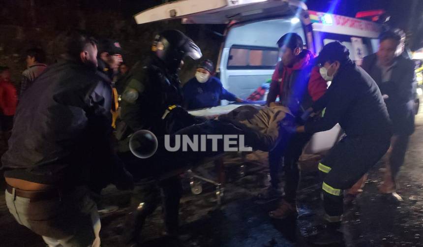 La tragedia en la autopista de La Paz sucedió cerca de la “curva del diablo”; hay cuatro muertos, el minibús fue aplastado 