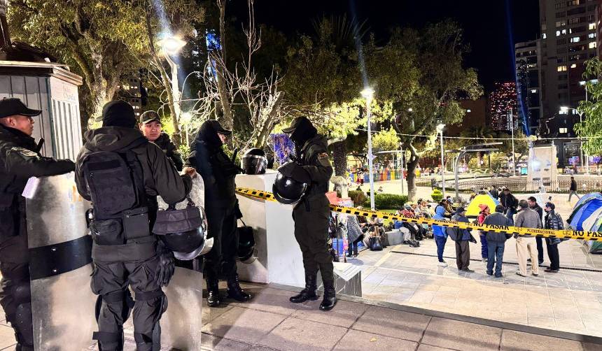 Seguidores de Yahuasi levantan la protesta que instalaron en puertas del TSE; se mantiene el resguardo policial