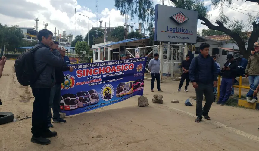 Choferes asalariados bloquean el ingreso a la Refinería de Valle Hermoso; exigen abrogación del decreto 5503