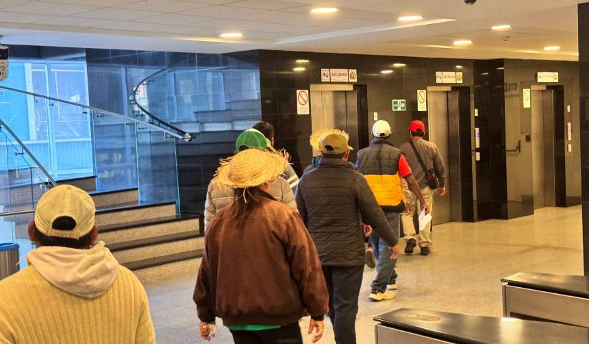 Indígenas que buscan anular la ley de conversión de tierras llegaron a la ALP para participar de sesión de Diputados