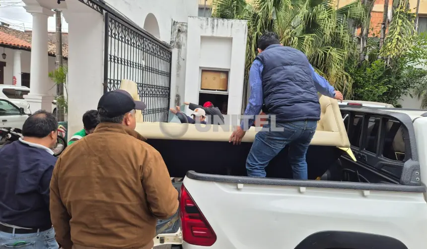 Retiran pertenencias de Silvana Mucarzel del Concejo de Santa Cruz de la Sierra en medio de disputa por curules