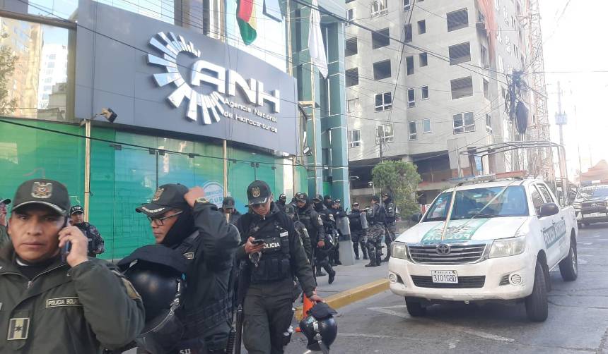 Intervención de la ANH: Comisión ministerial y Transparencia ingresan a oficinas de La Paz con resguardo policial