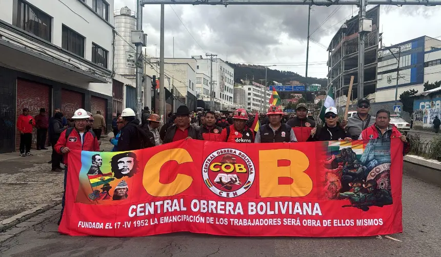 En jornada de feriado, la COB marcha hacia el centro paceño en demanda de la abrogación del DS 5503