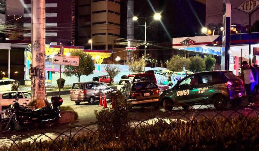 Bloqueos generan distribución irregular de combustible en La Paz; en Cochabamba y Santa Cruz el suministro no para