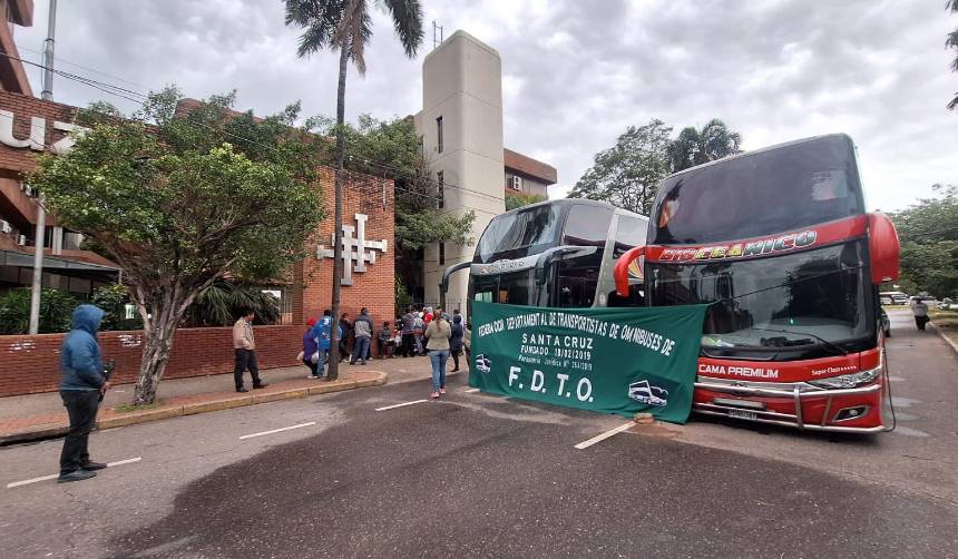 Transportistas bloquean acceso a la Gobernación cruceña exigiendo el incremento de la tarifa interprovincial