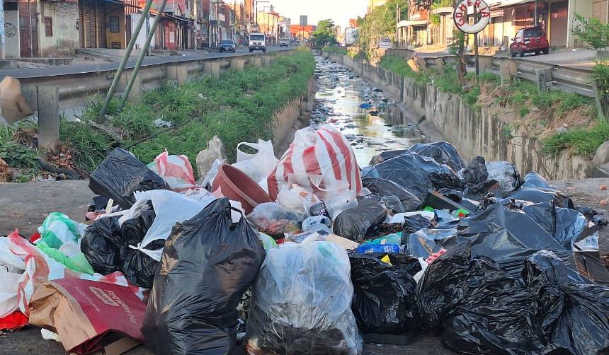 Aumenta basura en las calles y la empresa de limpieza dice que Emacruz adeuda ocho meses de pago