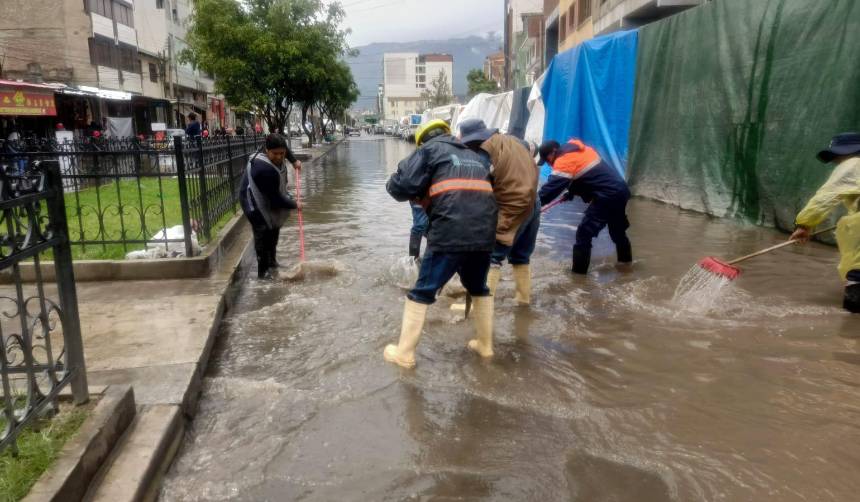 Calles y desniveles quedaron bajo el agua tras lluvias en la ciudad de Cochabamba 