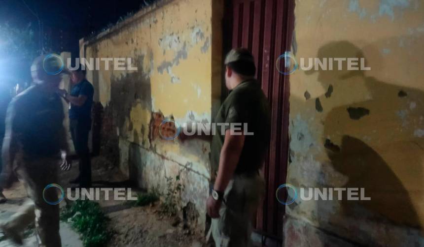 Hallan el cuerpo de una mujer enterrado en su propia habitación en Cochabamba