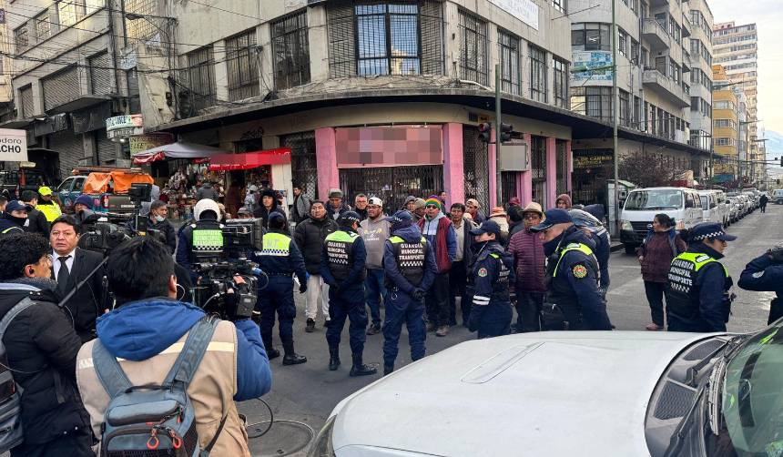 Choferes irrumpen en un acto de la Alcaldía para exigir gasolina; Dockweiler se compromete a buscar a las autoridades