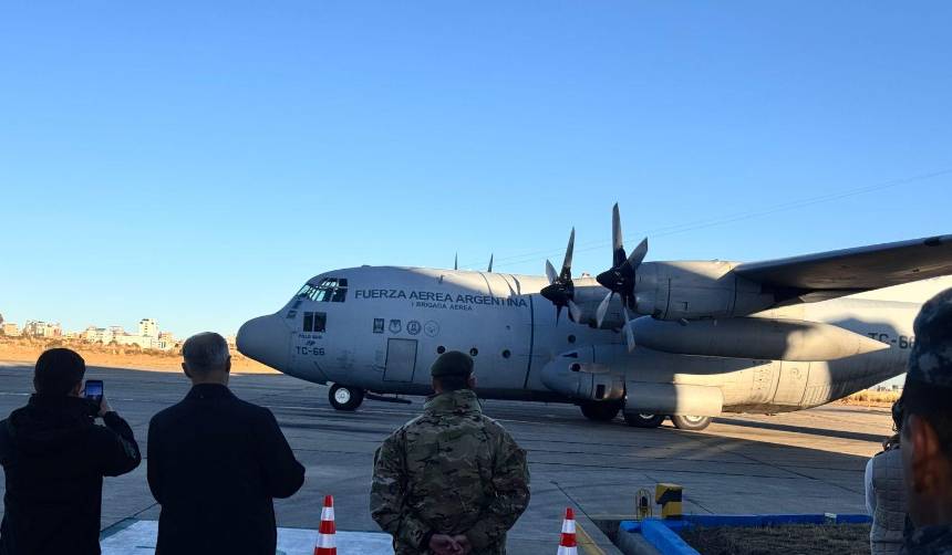 Avión argentino refuerza puente aéreo de alimentos para La Paz, golpeada por los bloqueos 