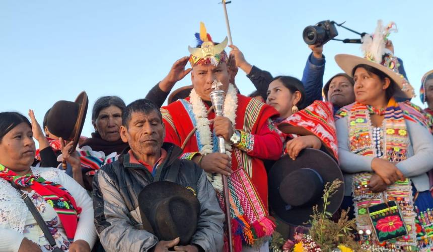 Leonardo Loza recibe bastón de mando de parte de organizaciones sociales en un acto simbólico en Incarracay