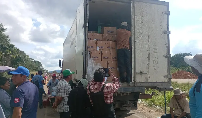 Camión que transporta 16 toneladas de medicamentos está varado hace más de 30 días en los bloqueos