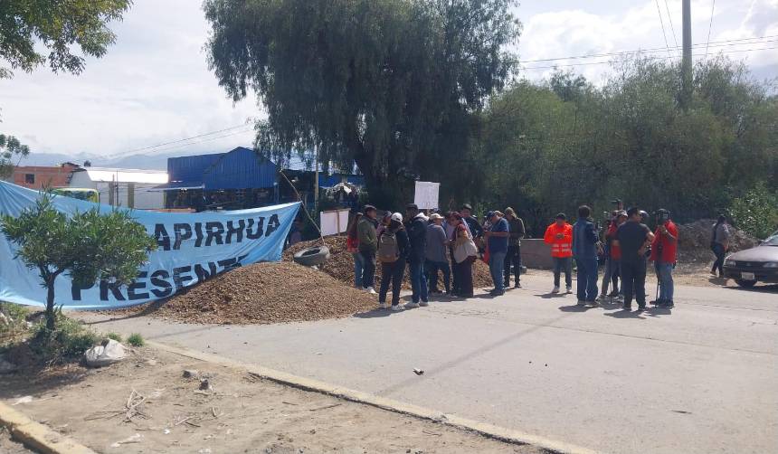 Bloquean la ruta que une Cochabamba con el occidente para evitar el ingreso de camiones con basura de Cercado