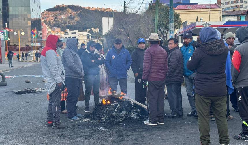 “¡Queremos gasolina!”: Los choferes forman filas por días en los surtidores y crece la molestia