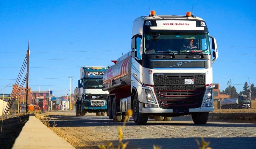 Bloqueos: YPFB reconoce abastecimiento de combustible parcial en La Paz y dice que hay varias cisternas varadas