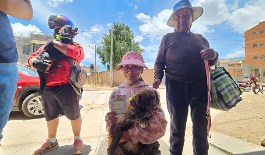 Califican de “exitosa” la campaña de vacunación a mascotas en el eje metropolitano de Cochabamba 