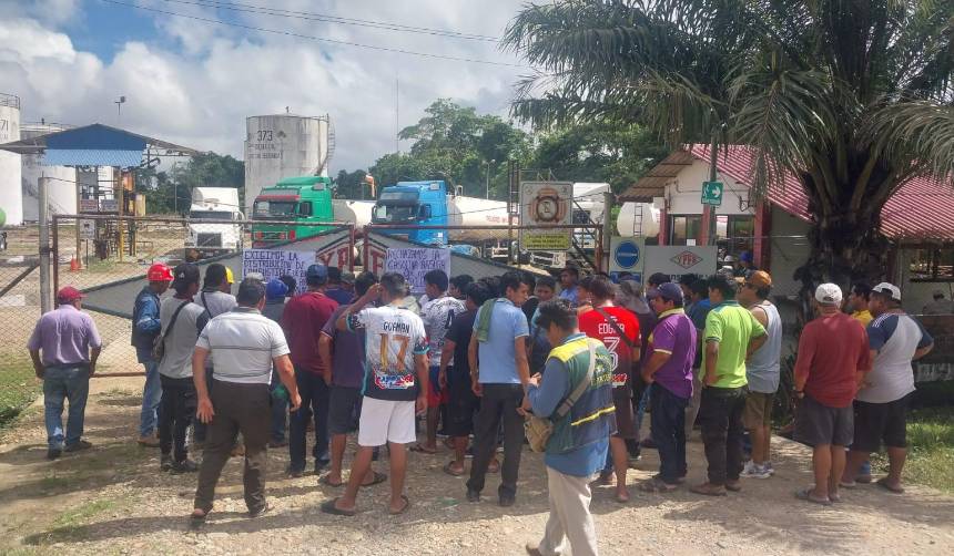 Vigilia en la planta de YPFB del trópico: Los surtidores están sin combustibles, denuncian los conductores