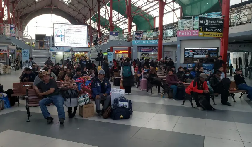 Bolivia inicia un fin de semana largo marcado por la falta de combustible para los viajes