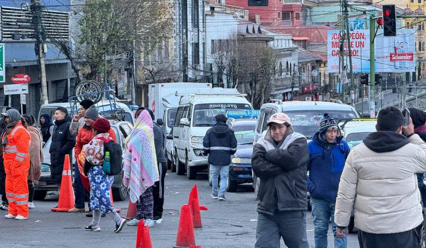 Las filas crecen en los surtidores de La Paz; los conductores denuncian que no hay combustibles hace cuatro días