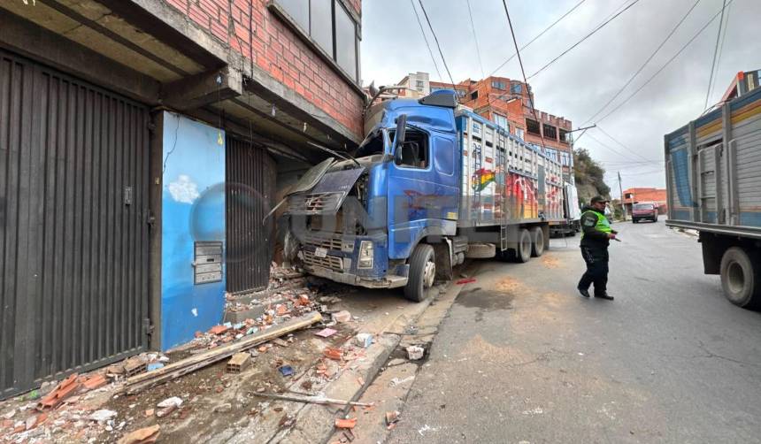 “He sentido un temblor”: Camión cargado con cerdos se estrella contra una vivienda de La Paz