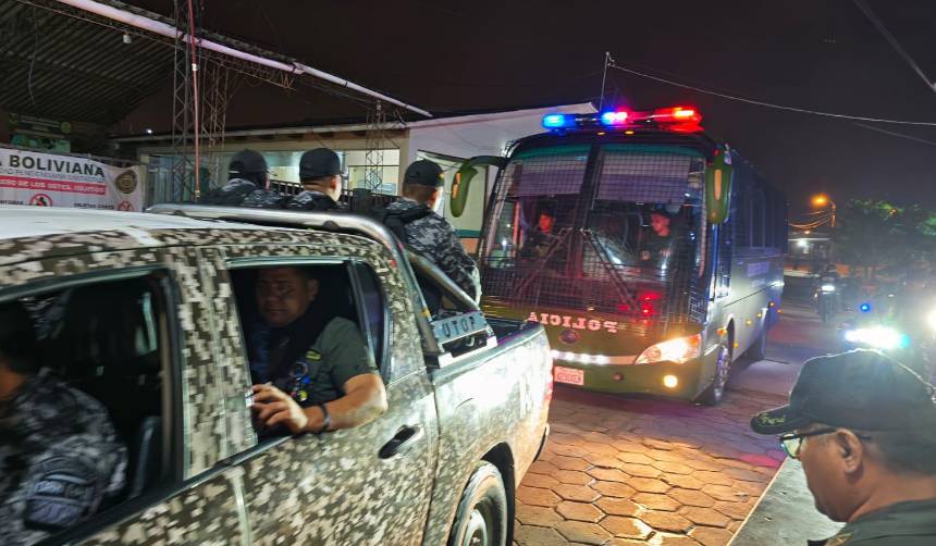 Con agentes de élite, Policía traslada a 19 peligrosos reos desde Palmasola a Chonchocoro y Cantumarca