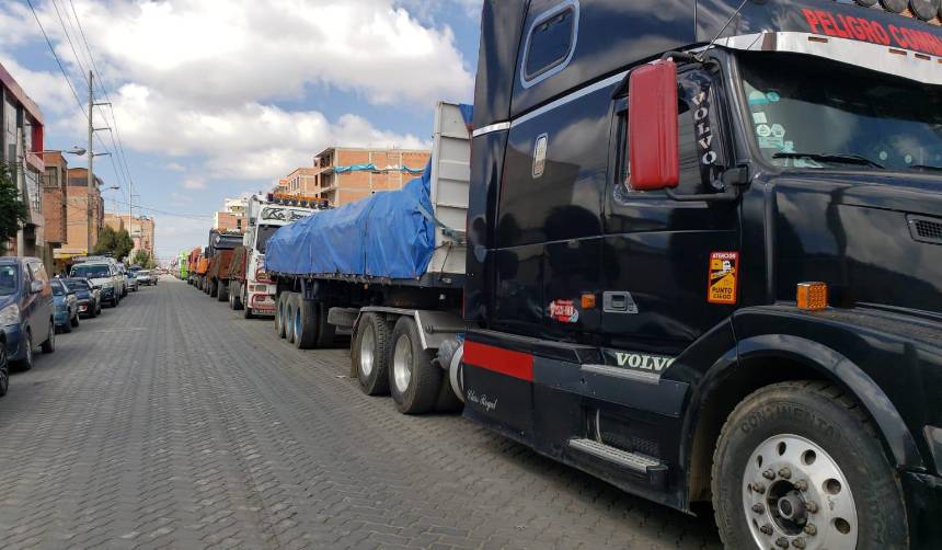 Choferes pasan en filas el feriado por Todos Santos en busca de combustible 