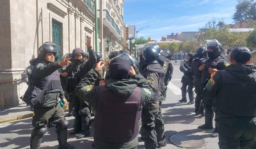 Policía y FFAA refuerzan el anillo de seguridad en plaza Murillo ante las marchas; evacúan el Legislativo y el Ministerio de Trabajo