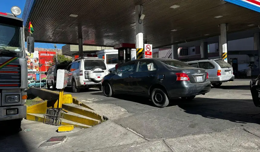 “El pueblo está sufriendo”: filas por combustible en el eje troncal del país marcan el feriado del 7 de agosto