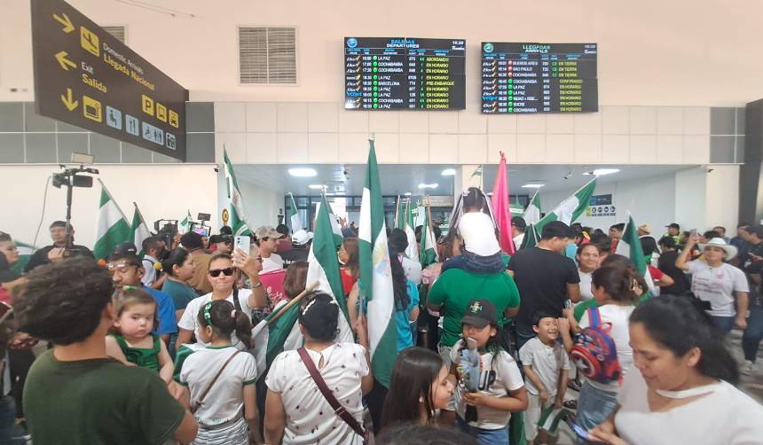 Con banderas cruceñas y pancartas, así esperan al gobernador Camacho en el aeropuerto Viru Viru