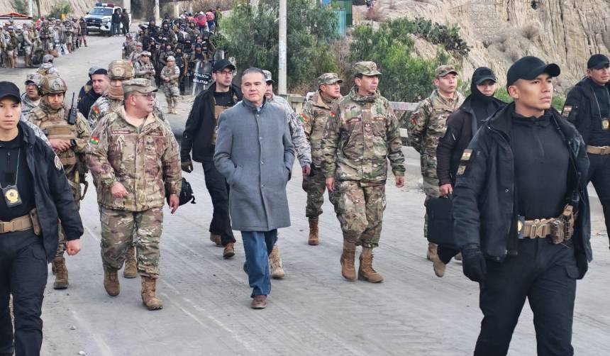Ministro Justiniano lidera operativo de desbloqueo en ruta a Mecapaca tras 36 días de bloqueos
