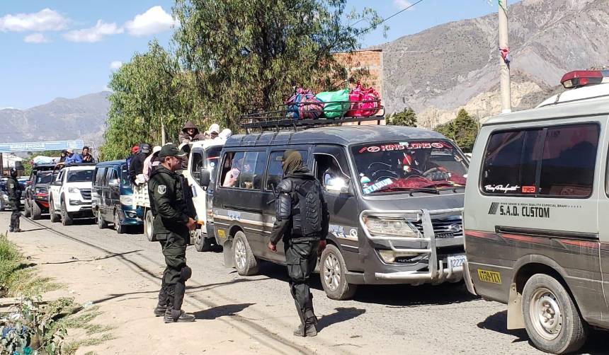 “Estábamos secuestrados”, dice vecina tras operativo que desbloqueo la vía hacia Río Abajo en La Paz