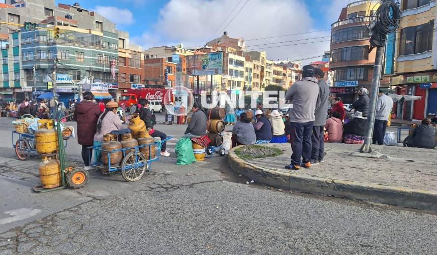 Filas y bloqueos en El Alto y La Paz por garrafas; vecinos denuncian que esperan horas para poder comprar