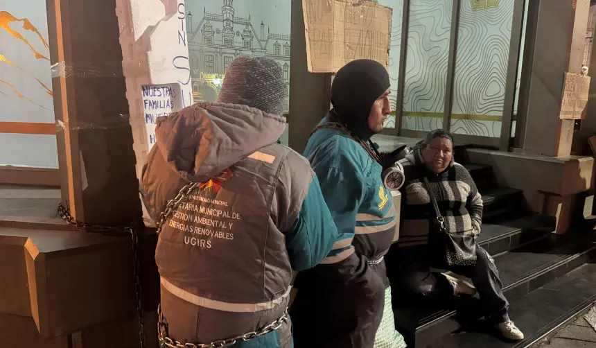 Trabajadores del relleno sanitario de Alpacoma se encadenan y denuncian siete meses de salarios adeudados