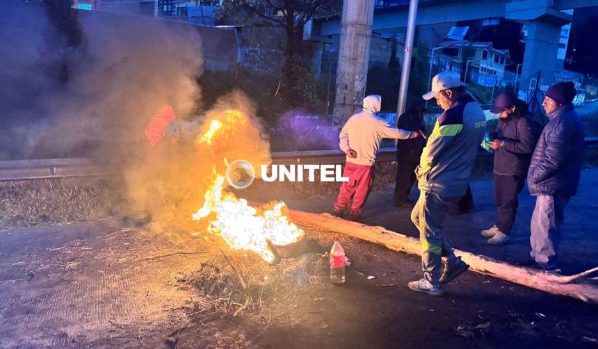 La Paz: Conductores prenden fogatas y bloquean el acceso a la autopista para exigir combustibles