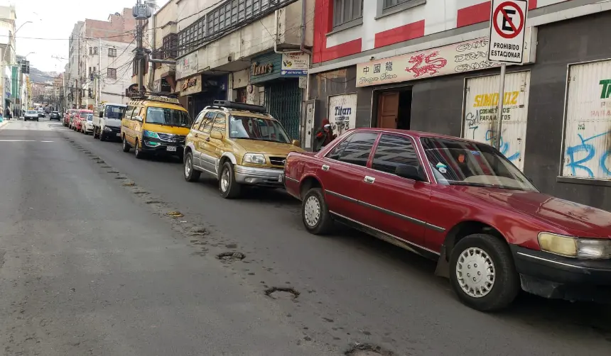 “Prácticamente vivimos en la fila”: Choferes pasan horas buscando combustible