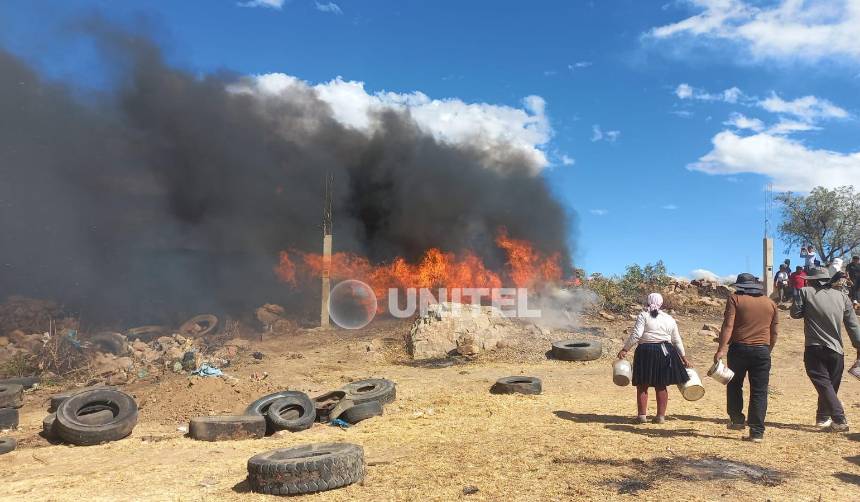 Registran un incendio en el cerro Cota, en medio de la peregrinación por la Virgen de Urkupiña