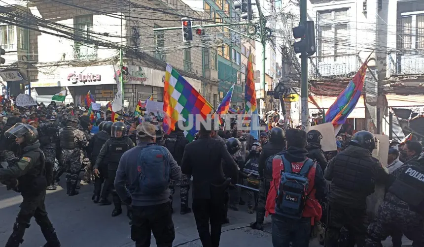 Policía gasifica a la marcha evista que intenta llegar a la plaza Murillo