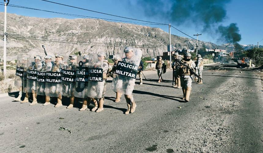 Tras desbloqueo, policías y militares resguardan la ruta a Mecapaca para el ingreso de alimentos a La Paz