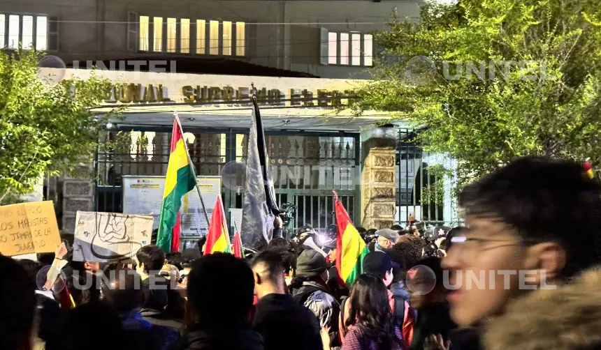 La Paz: se registran protestas en puertas del TSE en rechazo a los resultados preliminares del balotaje